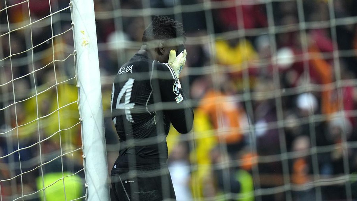 Andre Onana membuat dua kesalahan fatal saat Manchester United tandang ke Galatasaray. (Foto: AP/Francisco Seco)