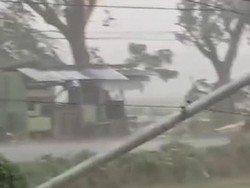 Angin Kencang di Madiun Robohkan Pohon-Tiang Listrik dan Rusak Rumah