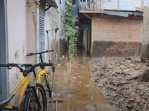 Banjir di Bidara Cina Jaktim Surut, Warga Mulai Bersih-bersih Banjir di Bidara Cina Jaktim Surut, Warga Mulai Bersih-bersih