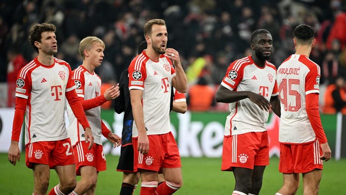 Soccer Football - Champions League - Group A - Bayern Munich v FC Copenhagen - Allianz Arena, Munich, Germany - November 29, 2023 Bayern Munich's Harry Kane with teammates after the match REUTERS/Angelika Warmuth