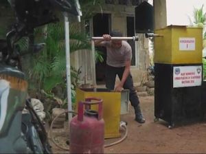 Inovasi Brigadir Agus Hartono Olah Sampah Plastik Jadi BBM Solar di Kolaka