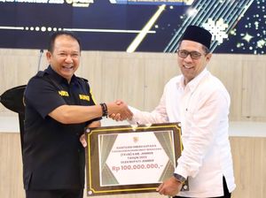 Bupati Jember Serahkan Insentif Guru Ngaji dan Dana Hibah