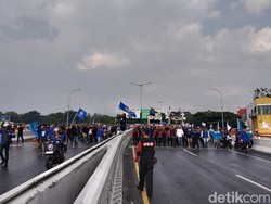 Tuntutan UMK 2024 Ditolak, Buruh Blokade Flyover Mochtar Kusumaatmadja