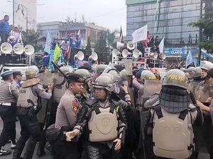 Ricuh! Massa Buruh Paksa Masuk Area Tol Pasteur Bandung
