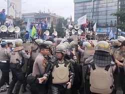 Ricuh! Massa Buruh Paksa Masuk Area Tol Pasteur Bandung