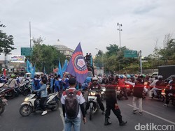 Rombongan Buruh Lawan Arus Kepung Kantor Gubernur Jatim, Pengendara Terjebak!