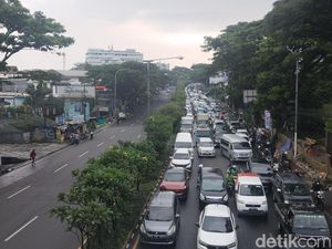 Suara Warga Terjebak Macet di Pasteur Bandung Imbas Demo Buruh Suara Warga Terjebak Macet di Pasteur Bandung Imbas Demo Buruh
