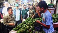 Momen Cak Imin Sapa Pedagang dan Makan Soto di Chinatown Glodok