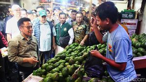 Momen Cak Imin Sapa Pedagang dan Makan Soto di Chinatown Glodok