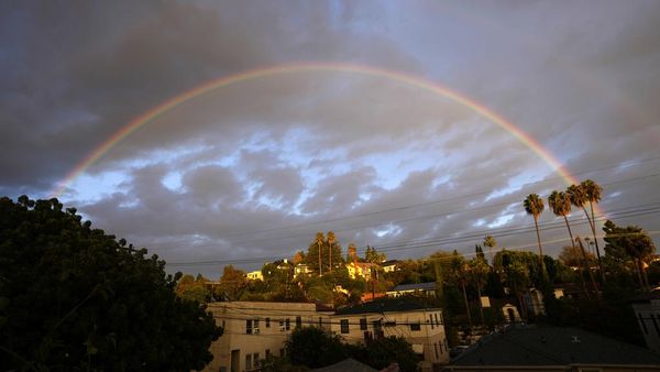Terbius Indahnya Pelangi Ganda di Los Angeles
