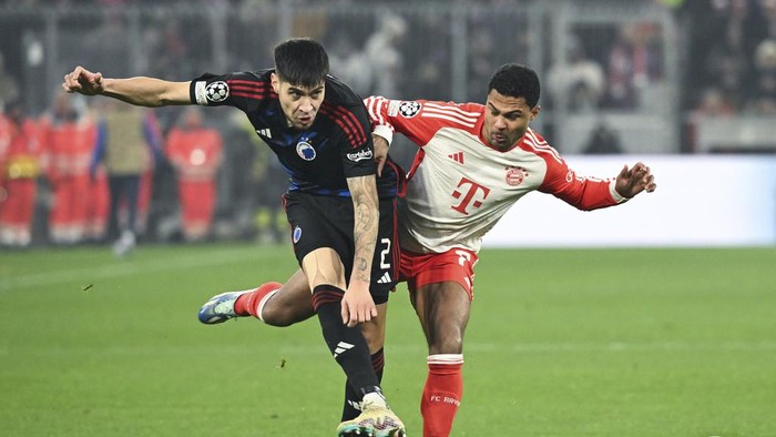 Copenhagens Kevin Diks, left, and Munichs Serge Gnabry battlef for the ball during the Champions League Group A soccer match between Bayern Munich and FC Copenhagen at Allianz Arena, Munich, Germany, Wednesday Nov. 29, 2023. (Sven Hoppe/dpa via AP)