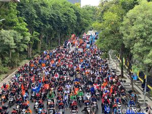 Massa Buruh Bergerak ke Kantor Gubernur, Raya Darmo Padat Merayap