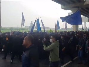 Hendak Terobos Tol, Massa Buruh di Bekasi Dorong-dorongan dengan Brimob