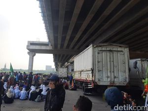 Buruh Demo di Cikarang Masih Bertahan Sore Ini, Lalin Macet Buruh Demo di Cikarang Masih Bertahan Sore Ini, Lalin Macet