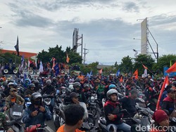 Ribuan Buruh Berhenti di Taman Pelangi, Kendaraan Dialihkan ke Bundaran Dolog