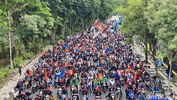 Aksi Demo Buruh Membuat Jalanan di Kota Surabaya Padat Merayap