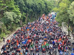 Aksi Demo Buruh Membuat Jalanan di Kota Surabaya Padat Merayap