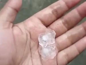 Hujan Deras Angin Kencang Disertai Butiran Es Rusak Rumah di 3 Daerah Jatim