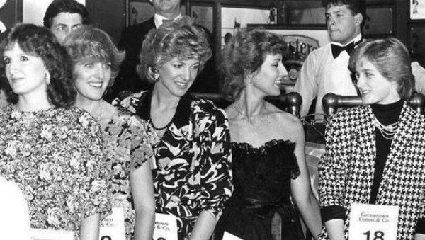 Foto Bersejarah dari Demam Lady Diana Sampai Kucing Bill Clinton