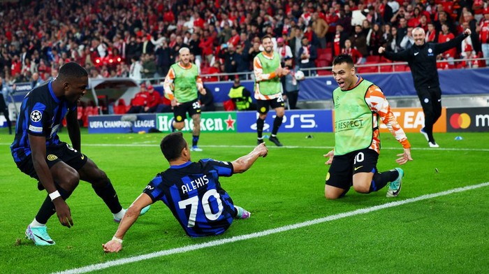 Soccer Football - Champions League - Group D - Benfica v Inter Milan - Estadio da Luz, Lisbon, Portugal - November 29, 2023 Inter Milans Alexis Sanchez celebrates scoring their third goal with teammates REUTERS/Pedro Nunes