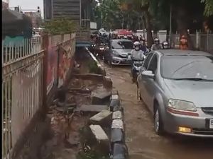 Jalan di Depan Pasar Induk Kramat Jati Sempat Tergenang, Lalin Macet Jalan di Depan Pasar Induk Kramat Jati Sempat Tergenang, Lalin Macet