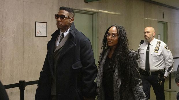 Actors Jonathan Majors, center, and Meagan Good, right, arrive at court for a jury selection on Major's domestic violence case, Wednesday, Nov. 29, 2023, in New York. (AP Photo/Yuki Iwamura)