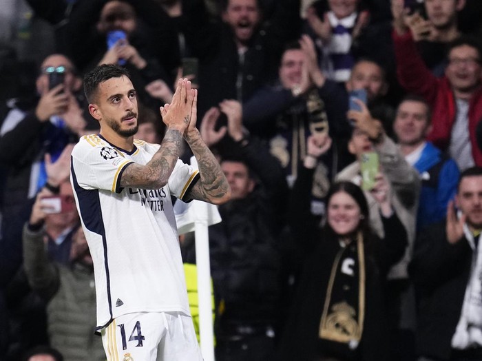 Real Madrid's Joselu celebrates after scoring his side's fourth goal during the Champions League Group C soccer match between Real Madrid and Napoli at the Santiago Bernabeu stadium in Madrid, Spain, Wednesday, Nov. 29, 2023. (AP Photo/Manu Fernandez)