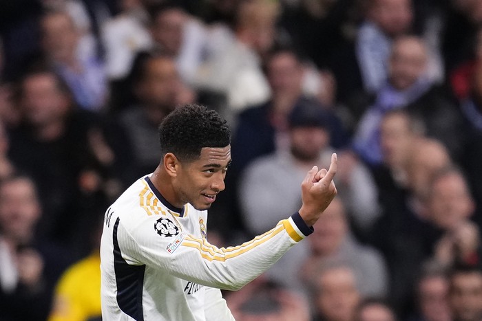 Real Madrids Jude Bellingham celebrates after scoring his sides second goal during the Champions League Group C soccer match between Real Madrid and Napoli at the Santiago Bernabeu stadium in Madrid, Spain, Wednesday, Nov. 29, 2023. (AP Photo/Manu Fernandez)
