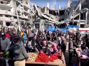 Kala Warga Gaza Ramai-ramai Berbelanja di Tengah Reruntuhan