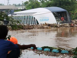 Kapal Sumbangan Coldplay Akan Bersihkan Sampah di Cisadane Kapal Sumbangan Coldplay Akan Bersihkan Sampah di Cisadane