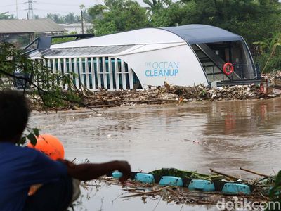 Kapal Sumbangan Coldplay Akan Bersihkan Sampah di Cisadane