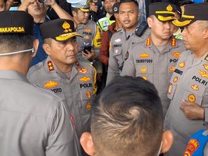 Kapolda Metro Jaya Temui Massa Buruh di Bekasi Kapolda Metro Jaya Temui Massa Buruh di Bekasi