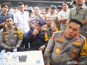 Momen Kapolda Metro Temui Massa Buruh di MM2100 Cikarang