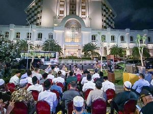 Kapolres Jakbar Imbau Warga Tetap Rukun Meski Beda Pilihan Capres Kapolres Jakbar Imbau Warga Tetap Rukun Meski Beda Pilihan Capres