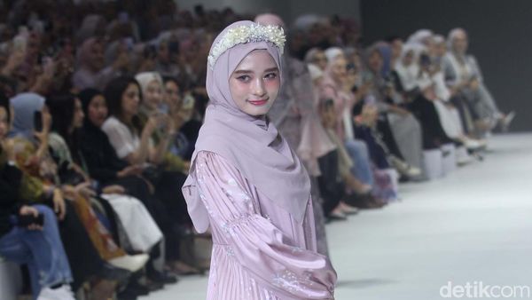 10 Koleksi Vanilla Hijab, Busana Muslim untuk Liburan Tema Keindahan Laut