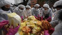 Kuil di Korea Selatan Bagi-bagi Paket Kimchi untuk Persiapan Musim Dingin