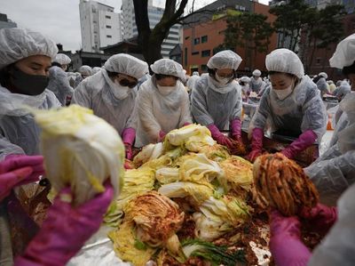 Kuil di Korea Selatan Bagi-bagi Paket Kimchi untuk Persiapan Musim Dingin