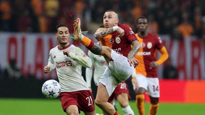 Soccer Football - Champions League - Group A - Galatasaray v Manchester United - RAMS Park, Istanbul, Turkey - November 29, 2023 Manchester Uniteds Antony in action with Galatasarays Angelino REUTERS/Umit Bektas