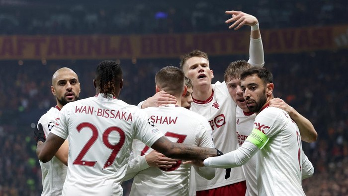 Soccer Football - Champions League - Group A - Galatasaray v Manchester United - RAMS Park, Istanbul, Turkey - November 29, 2023 Manchester Uniteds Alejandro Garnacho celebrates scoring their first goal with teammates REUTERS/Murad Sezer