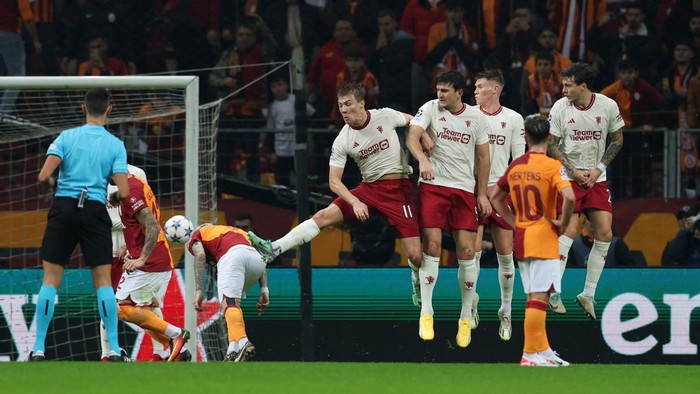Soccer Football - Champions League - Group A - Galatasaray v Manchester United - RAMS Park, Istanbul, Turkey - November 29, 2023 Galatasarays Hakim Ziyech scores their first goal from a free kick REUTERS/Murad Sezer