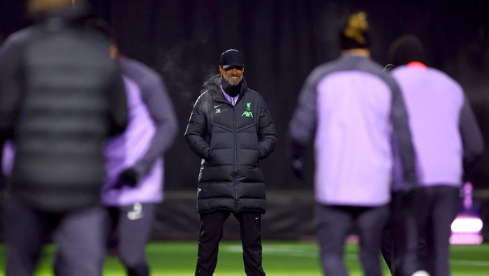 Soccer Football - Europa League - Liverpool Training - AXA Training centre, Liverpool, Britain - November 29, 2023 Liverpool manager Juergen Klopp and teammates during training REUTERS/Molly Darlington