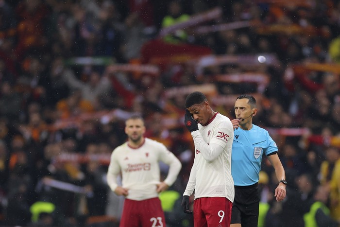 Manchester Uniteds Anthony Martial, right, reacts after Galatasarays Kerem Akturkoglu scored his sides third goal during the Champions League group A soccer match between Galatasaray and Manchester United in Istanbul, Turkey, Wednesday, Nov. 29, 2023. (AP Photo)