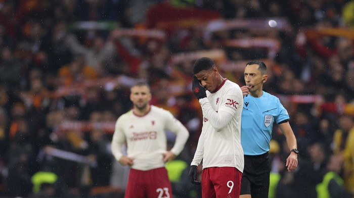Manchester Uniteds Anthony Martial, right, reacts after Galatasarays Kerem Akturkoglu scored his sides third goal during the Champions League group A soccer match between Galatasaray and Manchester United in Istanbul, Turkey, Wednesday, Nov. 29, 2023. (AP Photo)