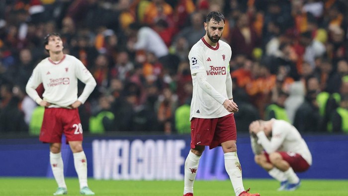 Soccer Football - Champions League - Group A - Galatasaray v Manchester United - RAMS Park, Istanbul, Turkey - November 29, 2023 Manchester Uniteds Bruno Fernandes looks dejected after the match REUTERS/Umit Bektas