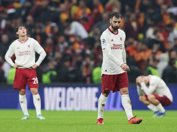 Soccer Football - Champions League - Group A - Galatasaray v Manchester United - RAMS Park, Istanbul, Turkey - November 29, 2023 Manchester Uniteds Bruno Fernandes looks dejected after the match REUTERS/Umit Bektas