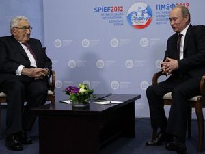 Putin Puji Mantan Menlu AS Henry Kissinger sebagai Negarawan Visioner Putin Puji Mantan Menlu AS Henry Kissinger sebagai Negarawan Visioner