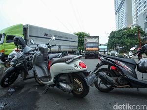 Massa Buruh Blokir Jalan di Kawasan MM2100 Cikarang