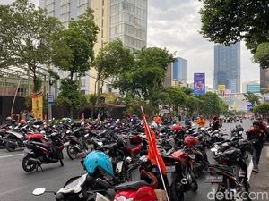 Buruh Demo UMK di Surabaya Parkirkan Motor Blokade Jalan Basuki Rahmat