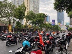 Buruh Demo UMK di Surabaya Parkirkan Motor Blokade Jalan Basuki Rahmat
