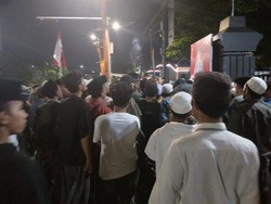 Massa Padati Polda Jatim gegara Isu Pelaku Penghinaan Ulama Dilepas